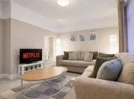 Stylish 2 Bedroom Home in Quiet Neighbourhood with 3 Beds and Free Parking