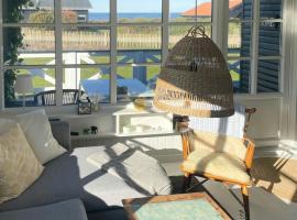 Original Wooden Summer House With Sea View，位于Allingåbro的酒店
