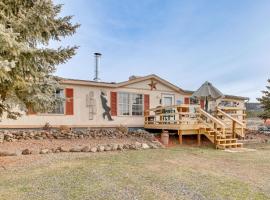 Hike, Fish and Unwind Mtn-View Gem in Cedaredge!，位于Cedaredge的酒店