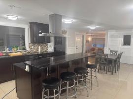 House on Acreage with Farm Animals in Bothell, Close to Seattle Bellevue Kirkland，位于博瑟尔的酒店