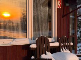 Vasaras mājiņa pie Rāznas ezera Nr 3，位于Kaunata的带停车场的酒店