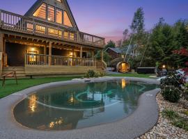 Lakefront AFrame, Heated Pool, Spa, Sauna, Theatre，位于Blakeslee的酒店