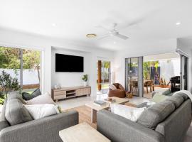 Mooloolaba Parkway Palms Retreat - Pet Friendly, Walk to the beach，位于穆卢拉巴的酒店