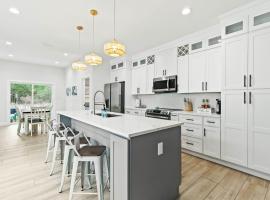 Beachy cottage near Sports Complex OWA beaches shopping restaurants mini golf Central to all the fun Foley has to offer，位于弗利的酒店