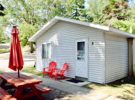 Cabin 8 | Northwoods，位于Nevis的酒店