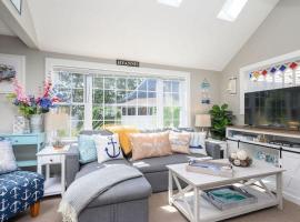 Walk to Beach, Harbor, Fire Pit, Outdoor Shower，位于巴恩斯特布尔的酒店