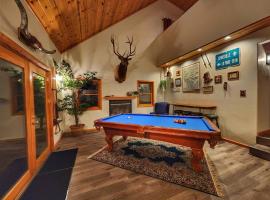 GroupReady, HotTub, PoolTable, FullKitchen & Pups，位于Portola的酒店