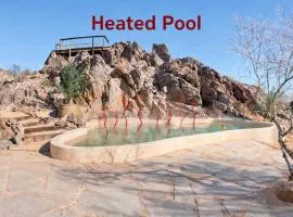 Private Joshua Tree Oasis w Pool and Hot Tub