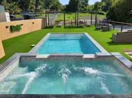 The Hive Boutique Hotel Deluxe King Room 102，位于斯卡伯勒的酒店