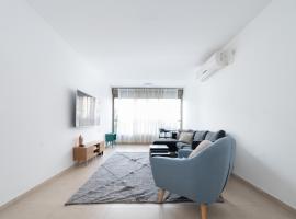 Modern Family Apartment by IsrApart，位于霍隆的酒店