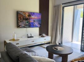 Luxury Garden Suite, Fourways, Sandton, Prime Location, Fast WiFi，位于佛维斯的酒店