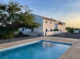 Magnifique villa avec piscine privée à 300m de la plage，位于马约城的酒店