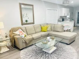 Charming Upper, 3BD, with workspace in Walkerville