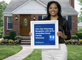 Chic City Charming Bungalow with all the Amentities Great Family Getaway!，位于底特律的酒店