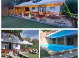 Attila's Guest House，位于布达厄尔什的带泳池的酒店