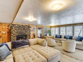 Lakefront Brainerd Cabin w Deck, Fire Pit，位于布雷纳德的酒店