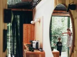 W DRZEWACh domki w koronach drzew