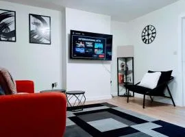 Modern 3 Bed House with Parking for Families and Contractors