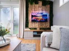 Silverdale Lodge, HotTub, Wi-FI, Quiet & Sleeps 4