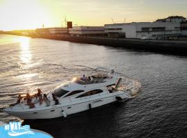 Barco no Cora&ccedil;&atilde;o da Cidade - Iate de 5 estrelas，位于维亚纳堡的船屋