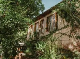 CASITA TECA jardín de esculturas junto al río
