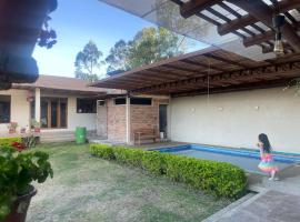 Hermosa Casa con piscina para grupo de 12 personas en Gualaceo，位于Gualaceo的酒店