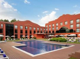 Dolce by Wyndham Barcelona Resort，位于圣埃斯特万-德萨斯罗维拉斯的酒店