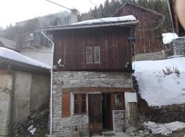 Traditional chalet 900 m Cellier cable car，位于La Lechere的酒店