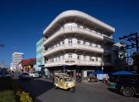 GinGin Hotel, Trang Old Town，位于董里的酒店