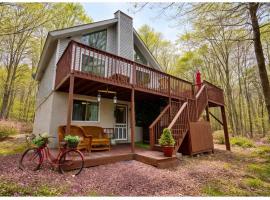 WOW!! Ultimate Pocono Retreat, Hot Tub, Game Room, Fire Pit, Near Lakes & Skiing，位于Blakeslee的海滩酒店