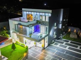 Luxury Bedroom Suites in Aburi with Pool & Jacuzzi，位于Aburi的酒店