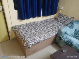 Bed And Breakfast At Pushpanjali Residency Ghodbunder Road Thane West，位于塞恩的酒店