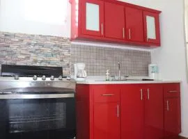 Comfortable 2BR Getaway for 6 Guests with Pool Access