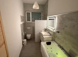 Bluestone Appartments - Whirlpool, Queensize Boxspring Bett, parking，位于布劳施泰因的带热水浴缸的酒店