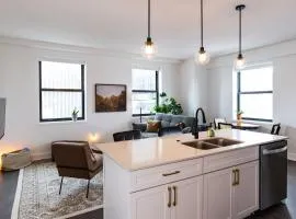 Luxury Downtown Apt with Parking, Gym, and Lap Pool · Sleeps 4-5