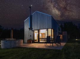 Juniper - Accessible Luxury Oceanview Cottage with Hot Tub & Private Beach Access near Cabot Trail，位于Chimney Corner的酒店