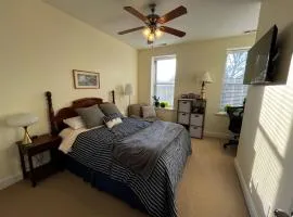 Professional's Haven Room w Desk & Private Bath