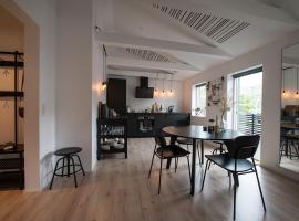 Bright Central Top-Floor Apartment with Balcony，位于克拉克斯维克的酒店
