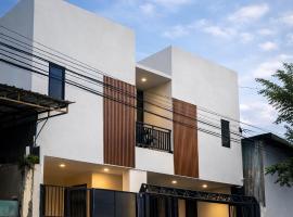 Diponegoro House Solo Baru，位于梭罗的酒店