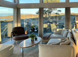 Cottage With Sunny Terraces And Sea Views，位于Lysesund的酒店