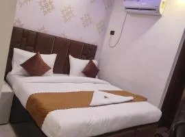 Hotel 7 Stay -Green Park Metro Gate 1