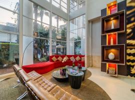 瓜鲁柳斯机场美居酒店，位于瓜鲁柳斯的酒店