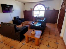 Casa La Feria - Alojamiento amplio y centrico para hasta 26 personas, a pasos de la Feria，位于阿瓜斯卡连特斯的酒店