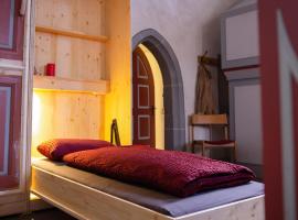 Herbergskirche Spangenberg - Stimmungsvolle Schlafräume, jedoch ist NUR das Badzimmer beheizt，位于Spangenberg的酒店