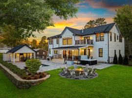 Cape Cod Village - Pool, Hot Tub & Fire Pit，位于巴恩斯特布尔的酒店