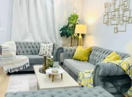 Luxurious High Ceiling, King Bed, indoor parking