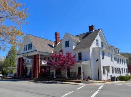 The NuWray Hotel & Carriage House，位于Burnsville的酒店