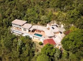 Luxury 4 Bed Villa with Swimming Pool