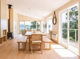 Gracey's Beach House - North-facing Coastal Calm