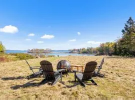 Coastal Red Farmhouse w/Firepit - Holiday Home